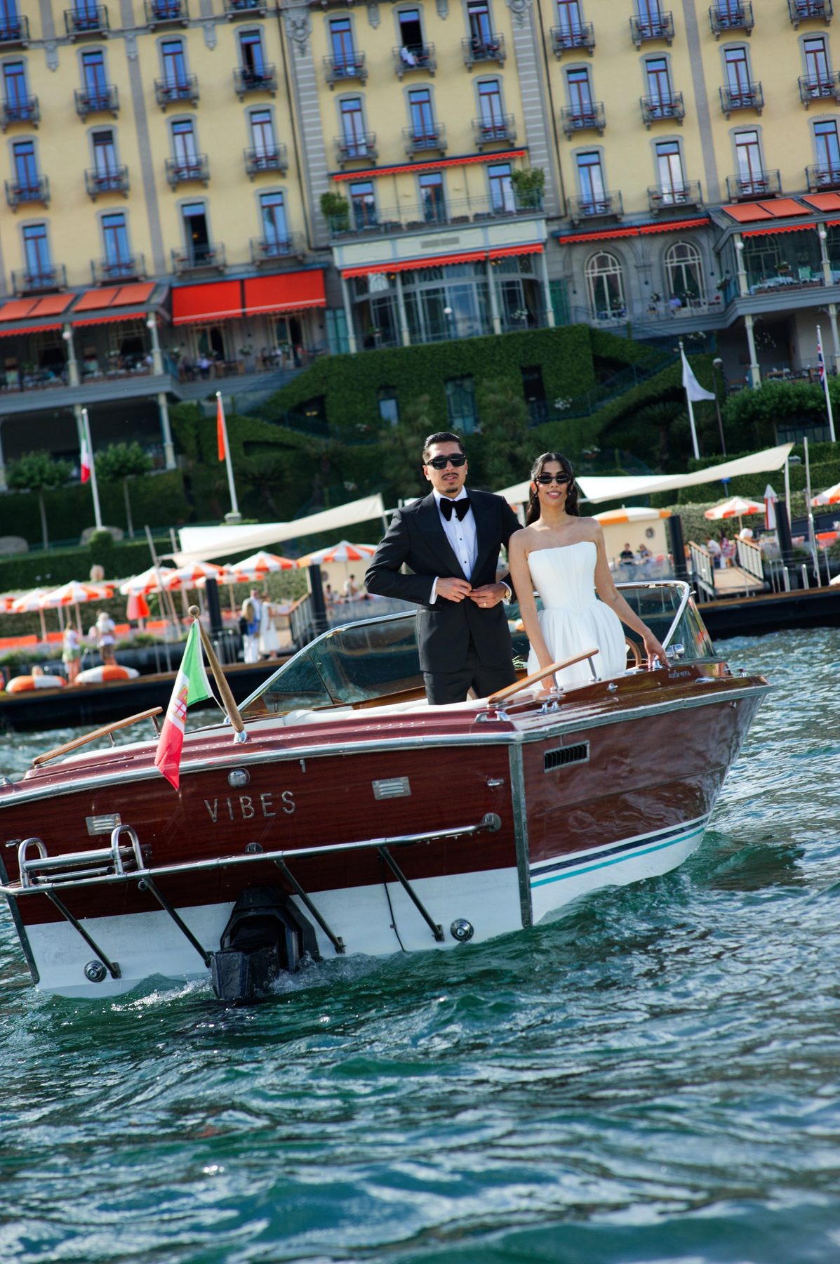 The bride and groom arriving by Riva at the Grand Hotel on the lakefront
